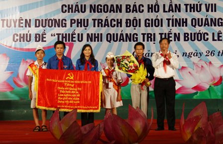 Đ/C Thái Vĩnh Liệu Phó Bí thư thường trực Tỉnh ủy, trao tặng bức trướng của BCH Đảng bộ cho Đội TNTPHCM.